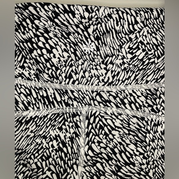 Athleta Ultimate Stash II Textured 7/8 Tight - Picture 13 of 13